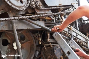 Barbat care munceste la utilaj