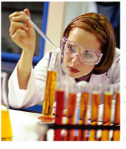 Femeie in halat de laborator