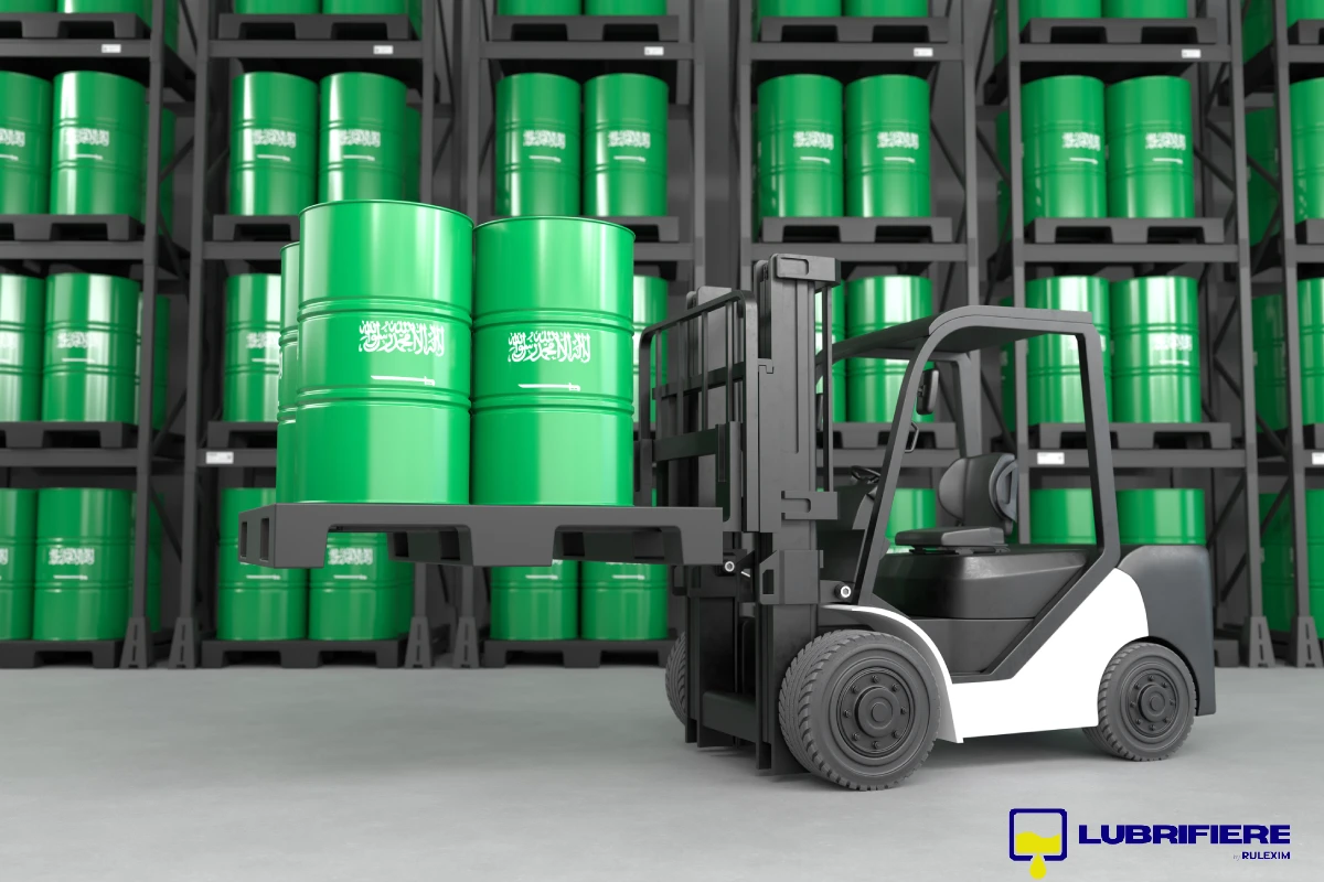 Stivuitor care cara mai multe butoaie verzi de ulei